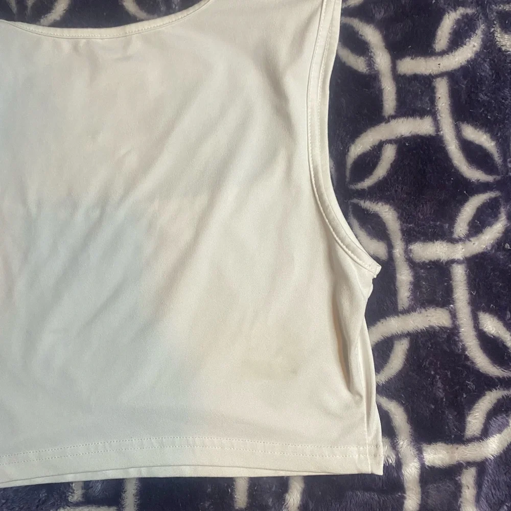 SHEIN White Crop Top with Black Lip Graphic - Picture 6 of 6